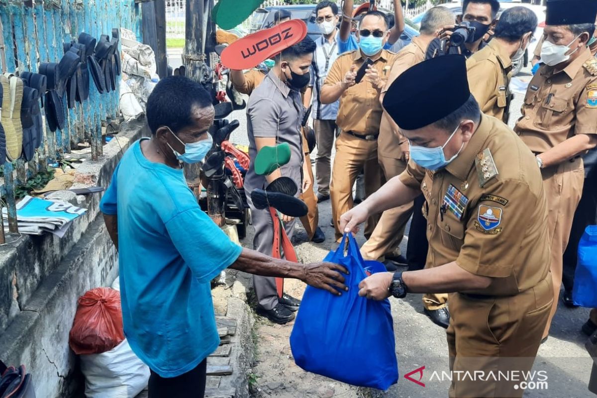 Gubernur Jambi salurkan bantuan pangan bagi pedagang kecil