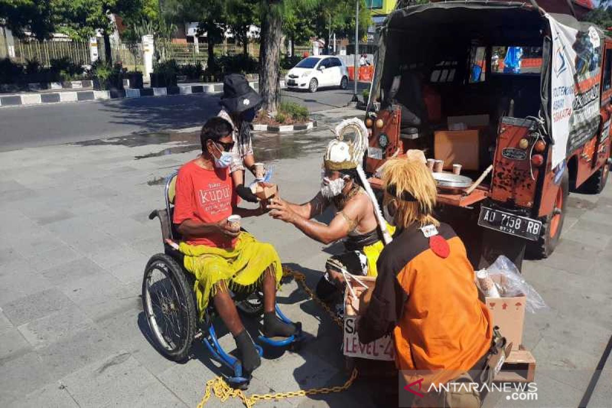 'Hanoman', 'Naruto' hand out free eggs to Solo residents