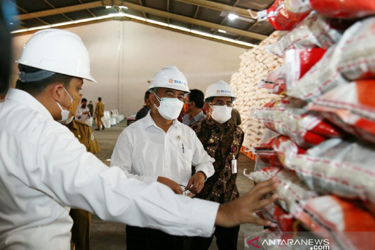 Menko PMK minta penyaluran beras bansos berasal dari panen petani lokal