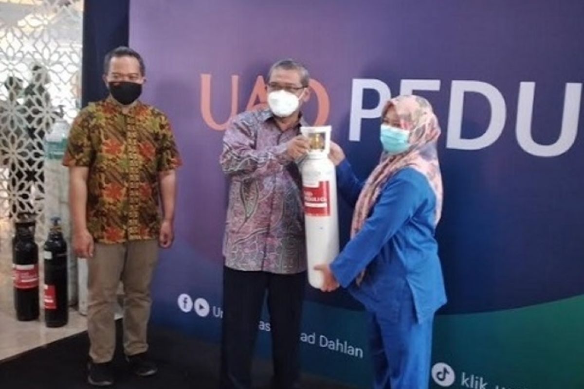 UAD Yogyakarta menyerahkan bantuan 105 tabung oksigen kepada rumah sakit