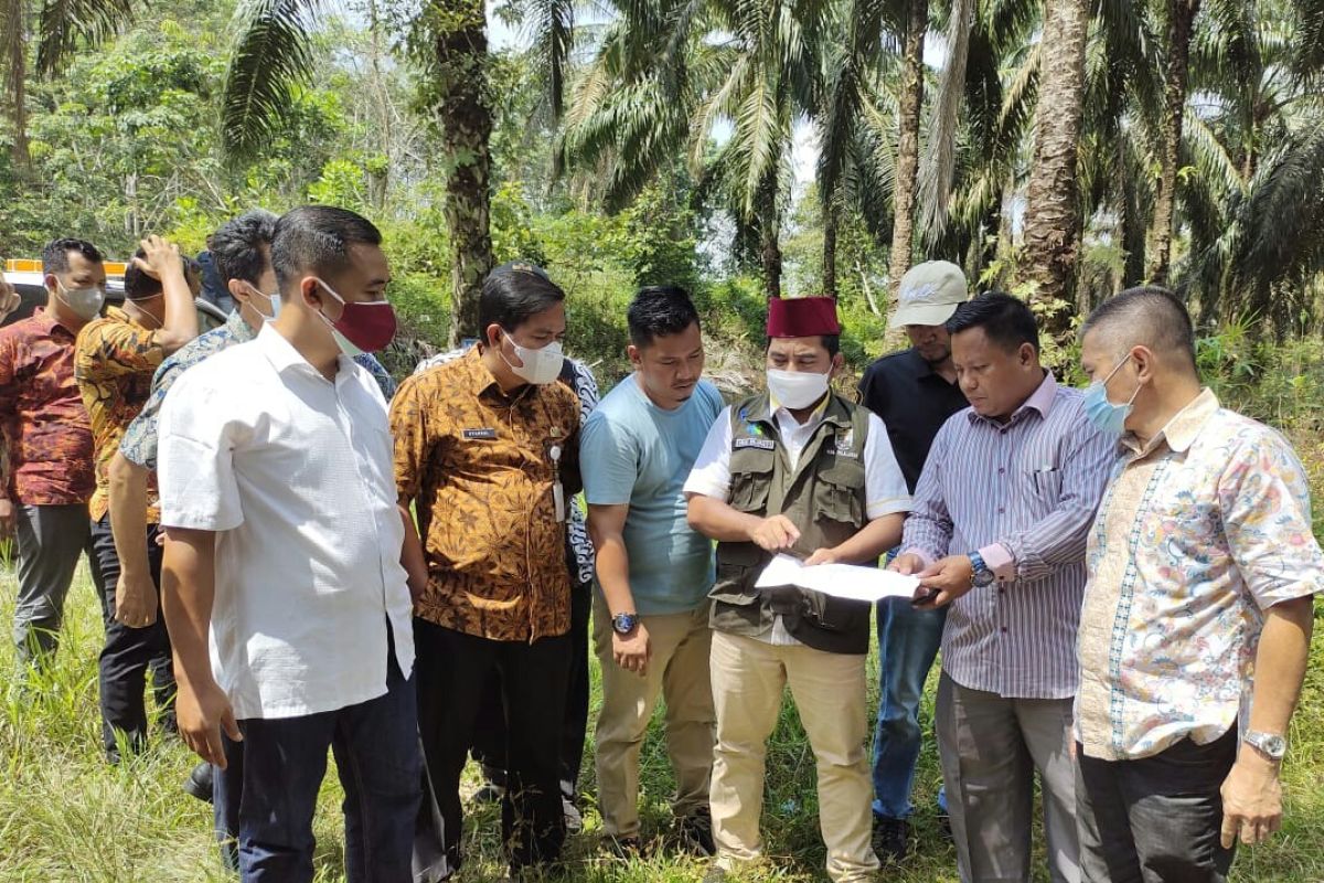 Wabup Pelalawan tinjau perbaikan jalan di Bandar Petalangan