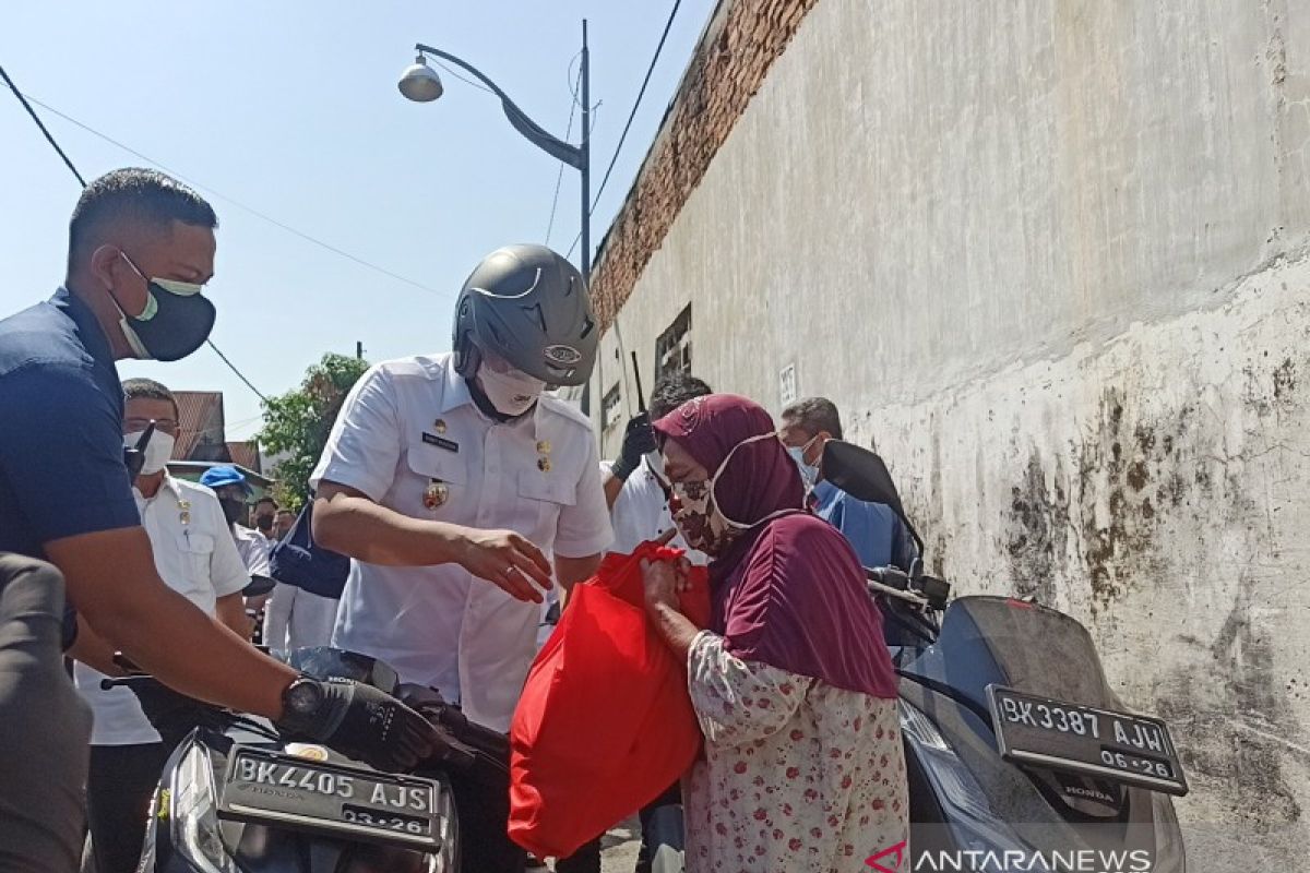 Wali Kota Medan ikut bagikan sembako untuk warga terdampak PPKM