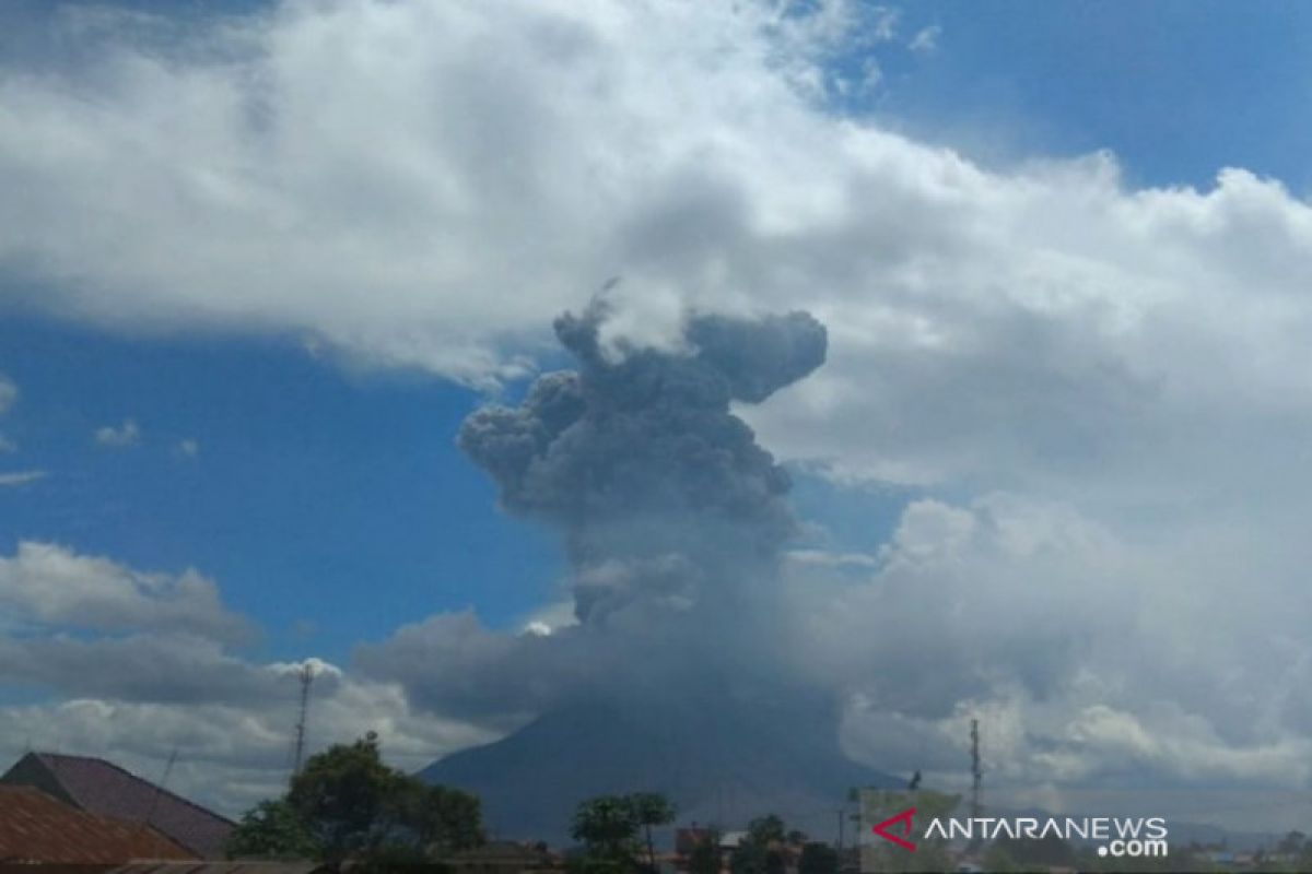 Gunung Sinabung kembali erupsi, luncurkan abu vulkanik setinggi 4.500 meter