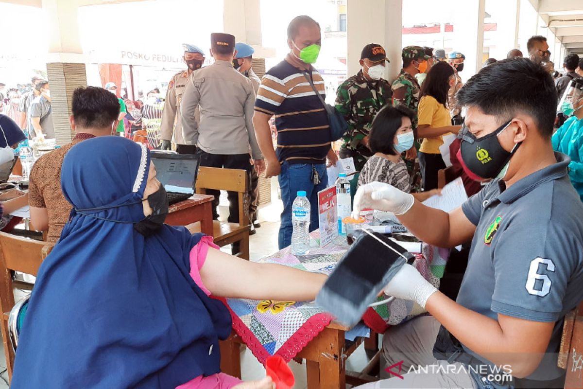 DKI kemarin, vaksinasi merdeka hingga tukang bakso layani pasien COVID