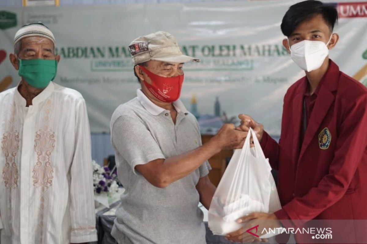 Mahasiswa PMM UMM bagikan sembako kepada warga Wasah Hulu Simpur