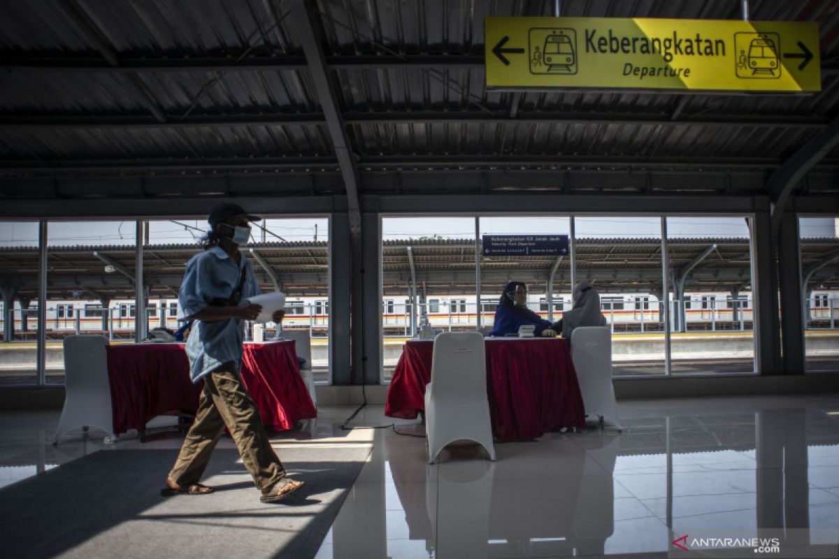 Menhub bersama Menko PMK tinjau vaksinasi di Stasiun Kota