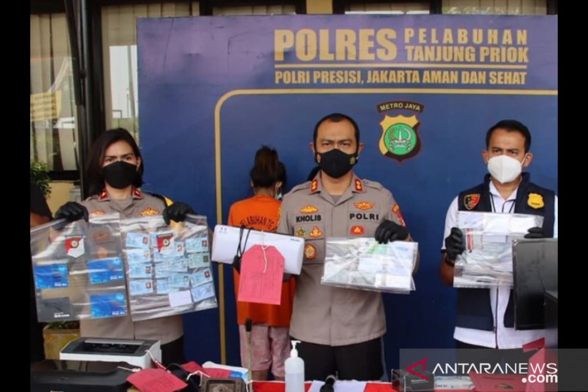 Polisi tangkap suami-istri palsukan sertifikat vaksinasi di Tanjung Priok