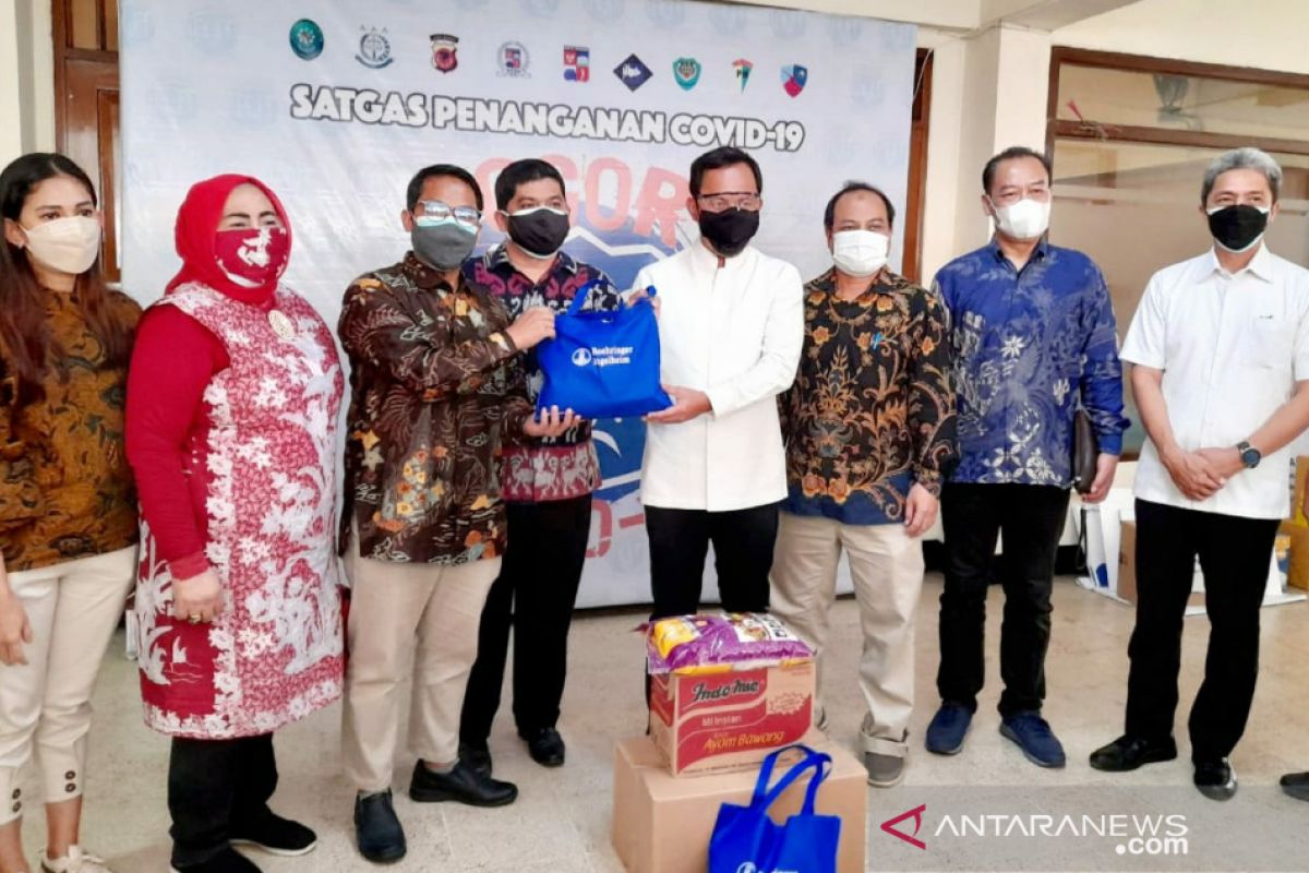 Apindo Kota Bogor berikan bansos kepada warga melalui Posko Logistik Darurat