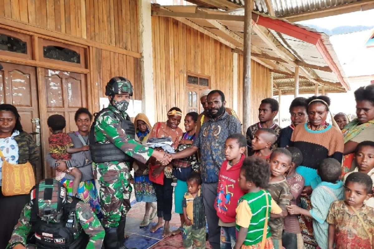 Satgas TNI Yonif 521 bagikan pakaian untuk warga Obano Paniai Papua