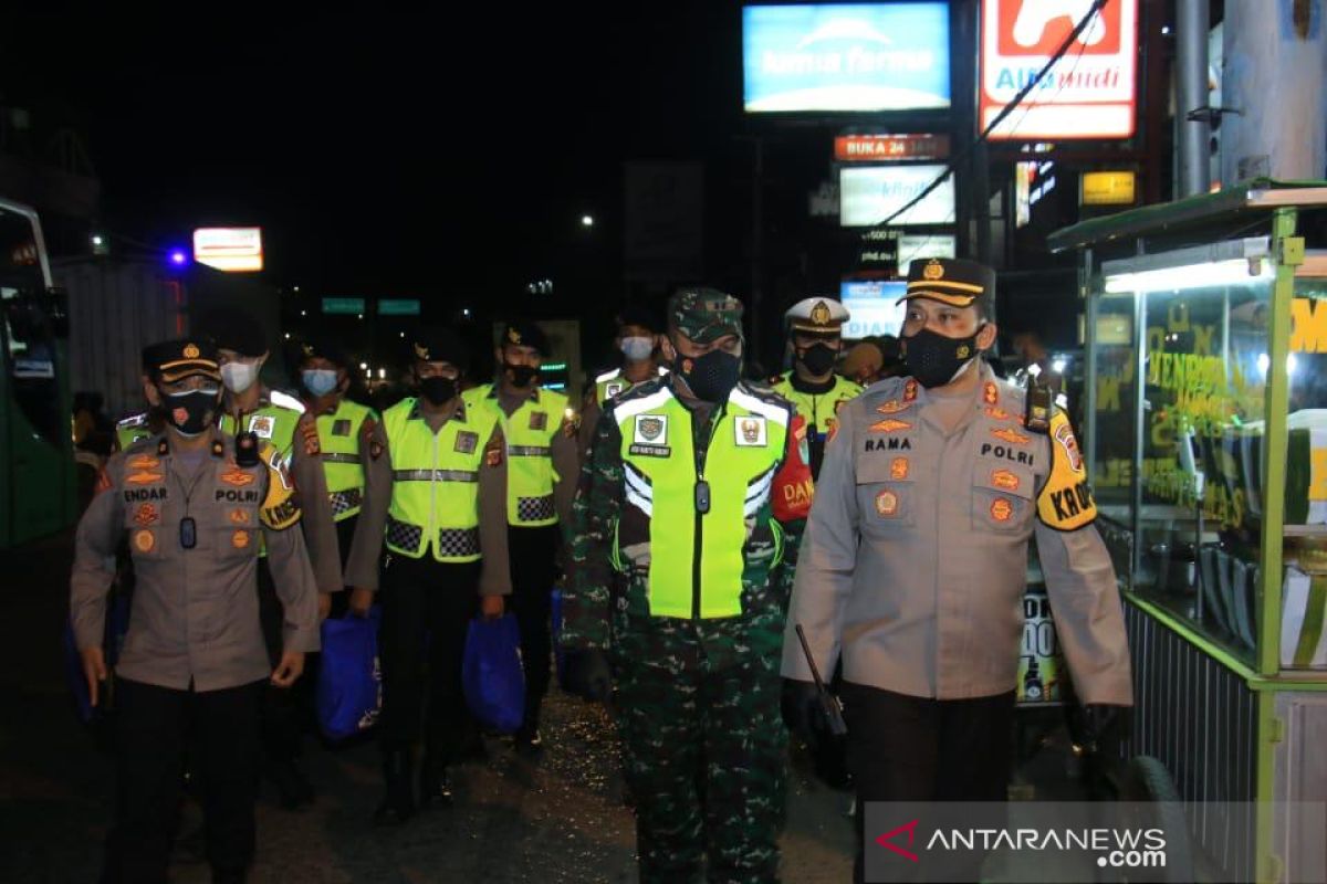 Dua perusahaan pelanggar prokes di Karawang ditutup sementara