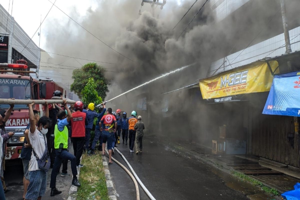 Kebakaran hanguskan dapur rumah makan dan gudang pertokoan di Sampit