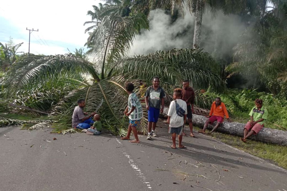 Bupati Manokwari klarifikasi informasi meninggalnya Gubernur Papua Barat