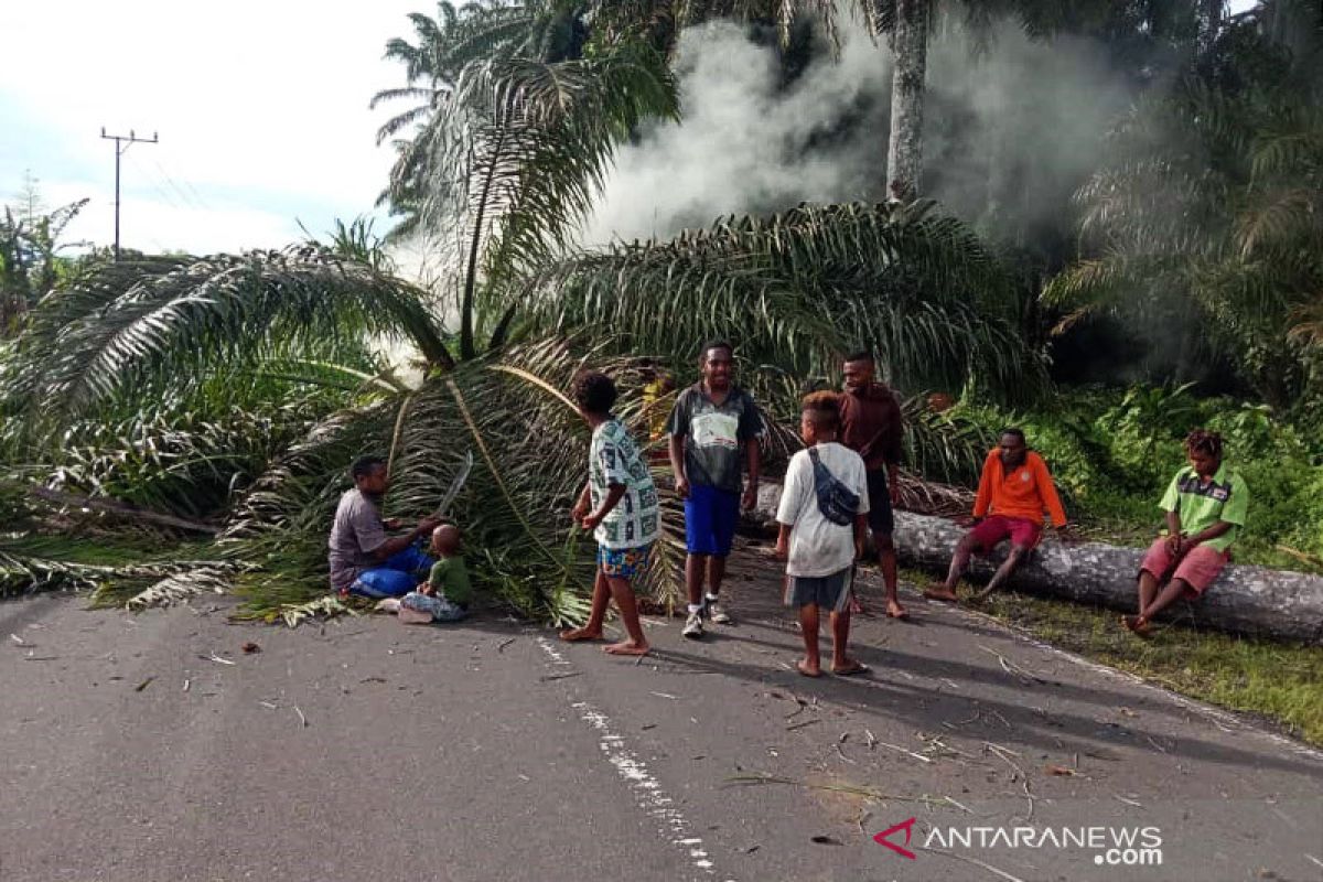 Bupati Manokwari klarifikasi kabar meninggalnya Gubernur Papua Barat