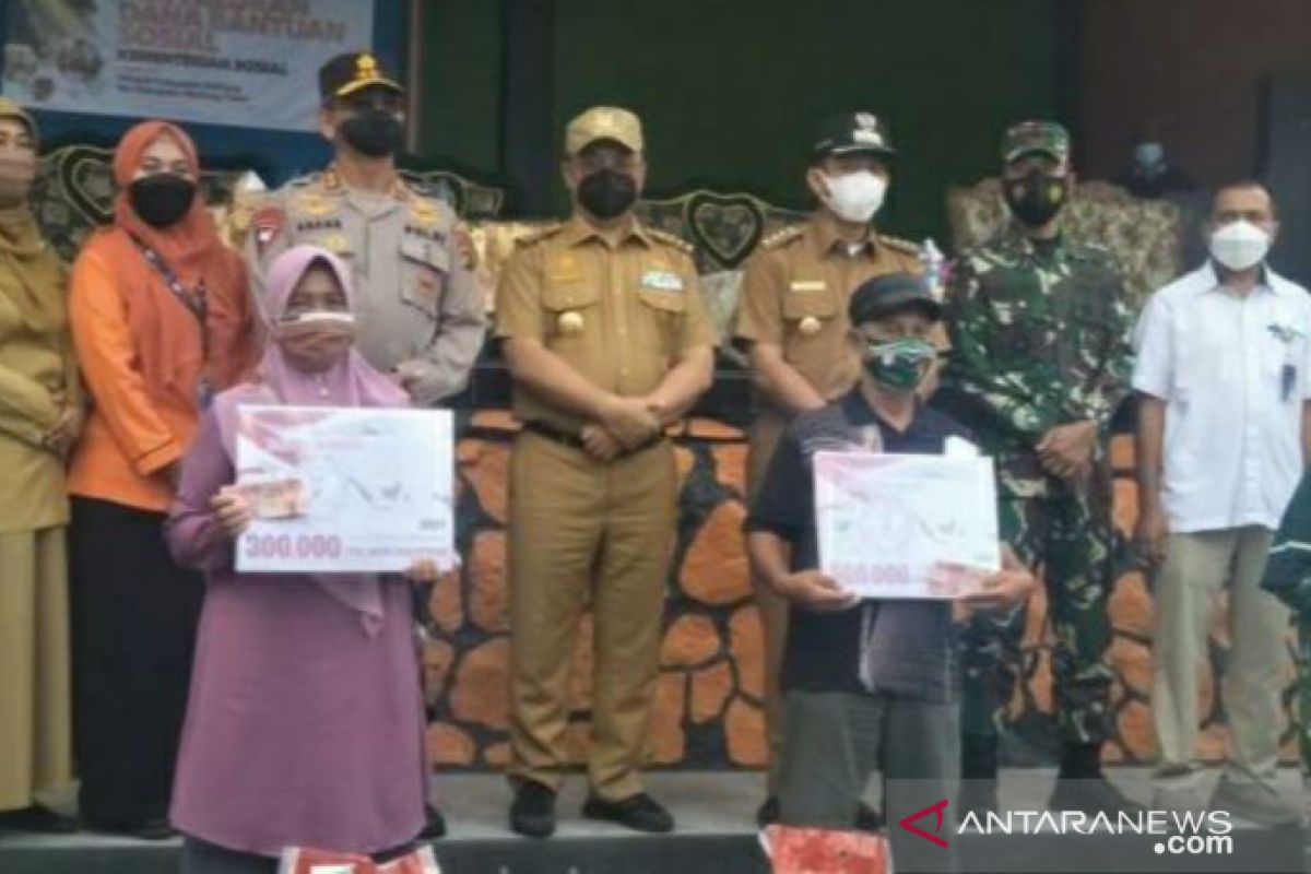 Gubernur Babel pantau penyaluran bantuan PPKM di Belitung Timur