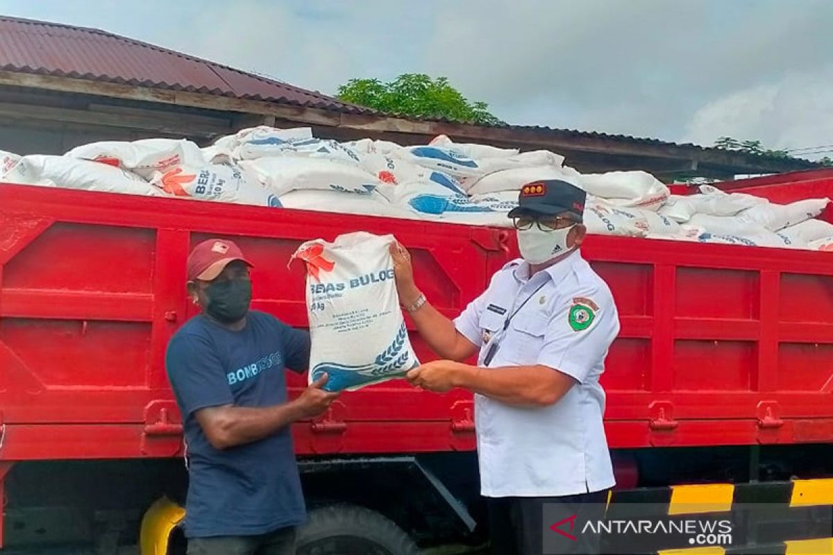 Bupati Malra Salurkan Bantuan Bagi Warga hingga ke Kecamatan