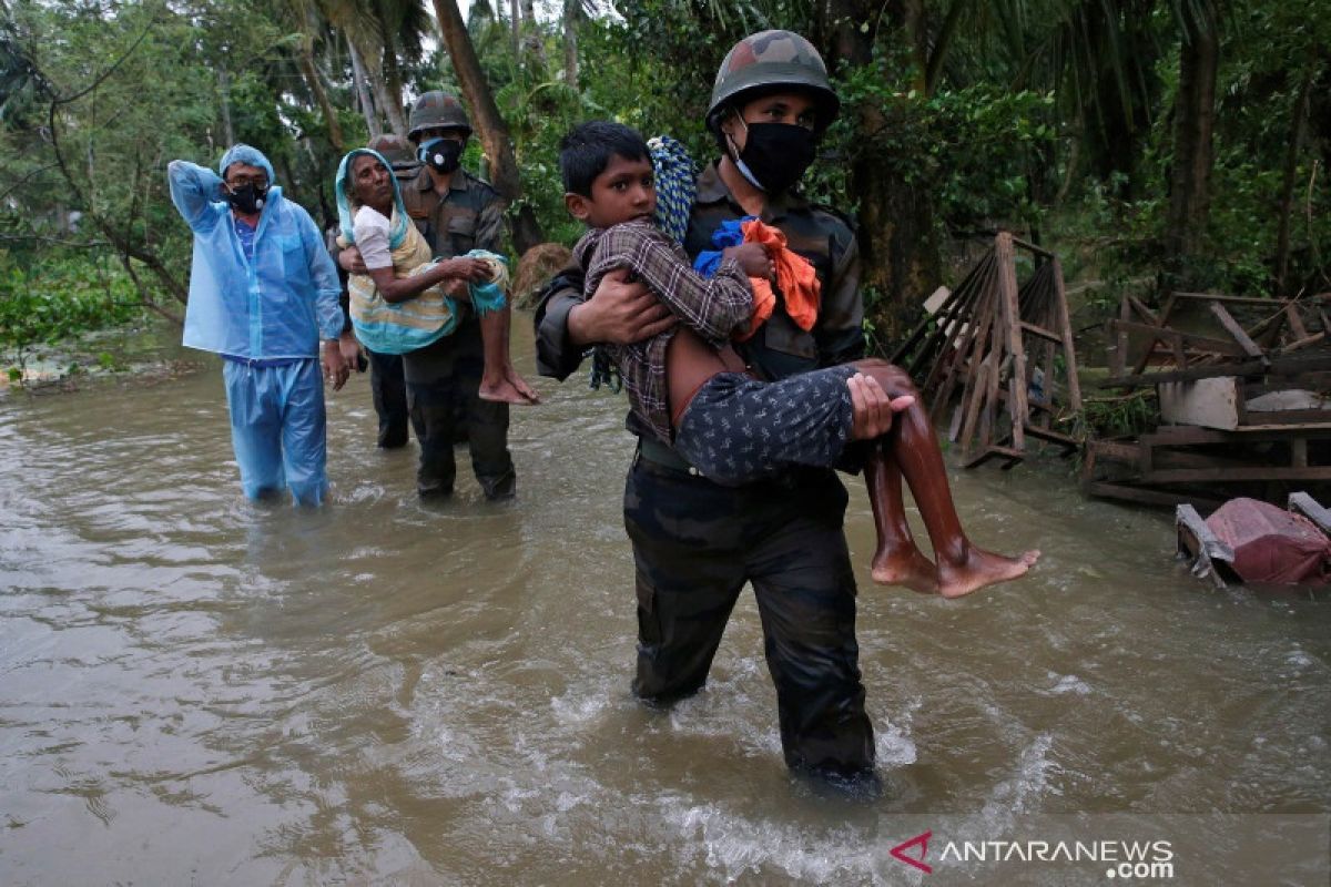 Banjir bandang di Kashmir hancurkan rumah dan tewaskan empat orang, puluhan hilang