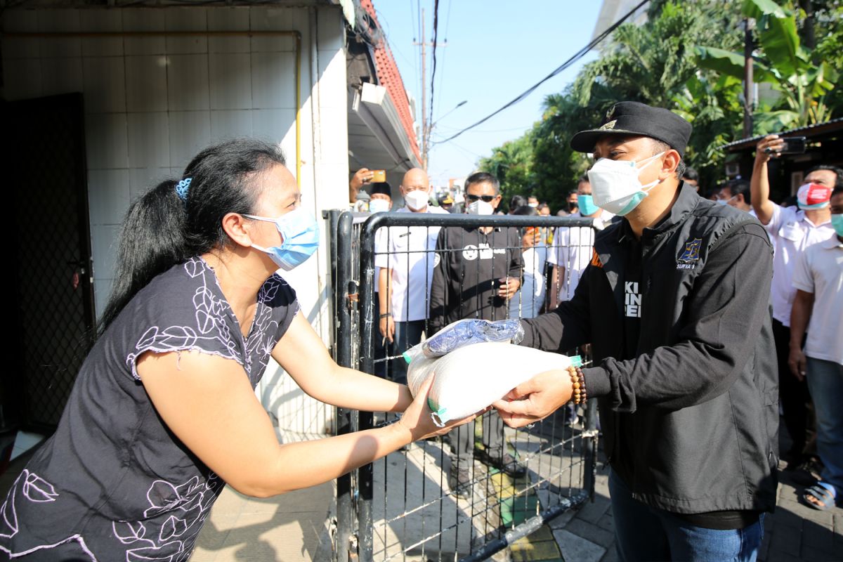 6.000 paket beras bantuan Kemensos disalurkan ke warga terdampak COVID-19 di Surabaya