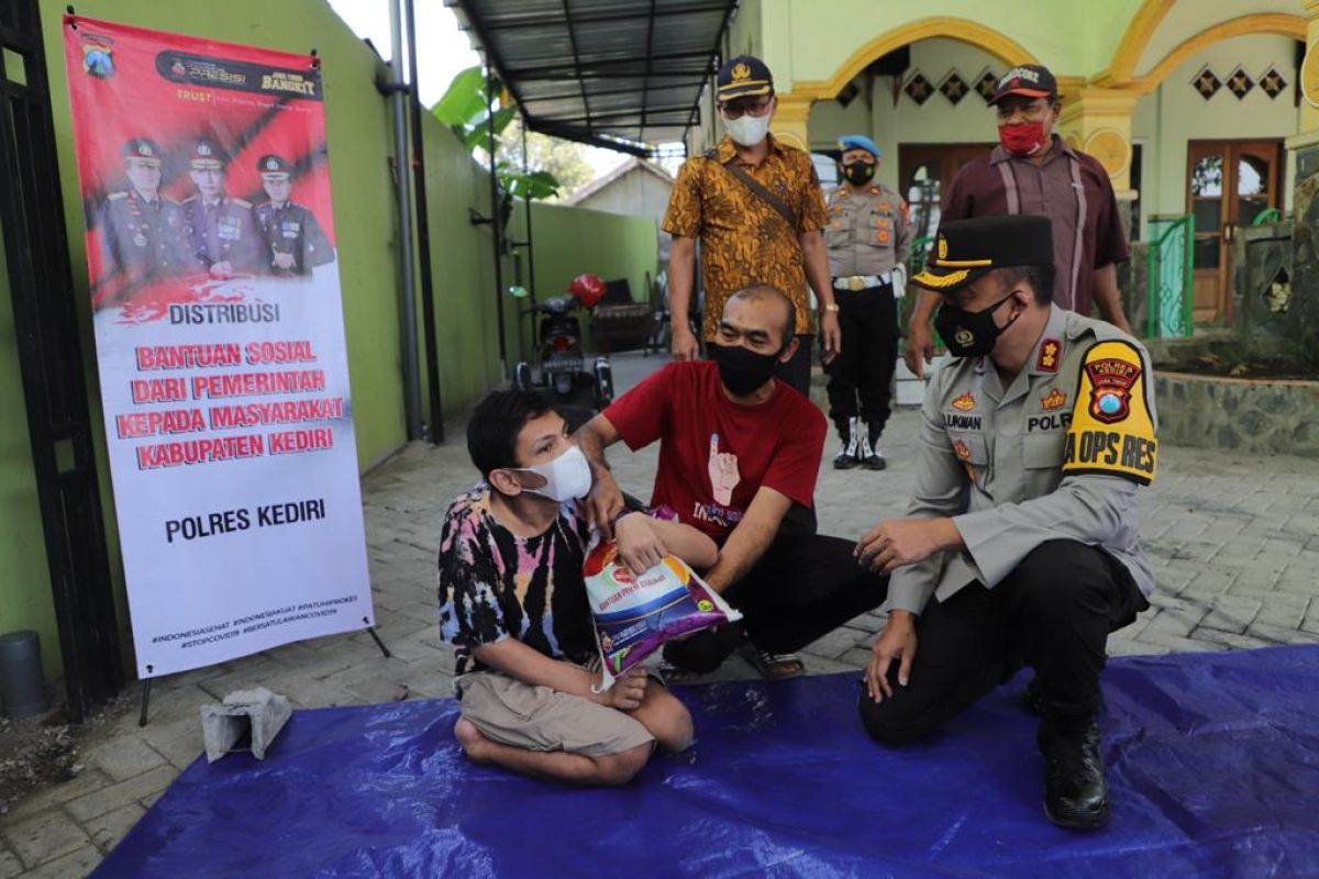 Polres Kediri berikan bantuan beras untuk komunitas