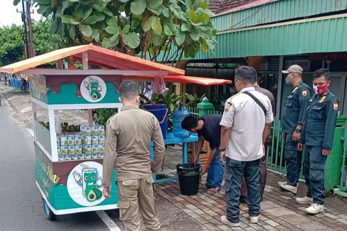 Satpol PP dan Damkar Pariaman tertibkan PKL yang pakai fasilitas umum