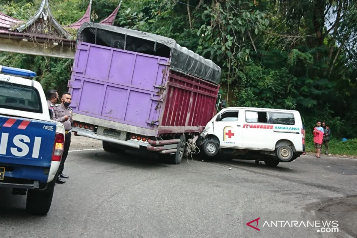 Ambulance tabrak truk, sopir patah gigi dan penumpang patah tangan