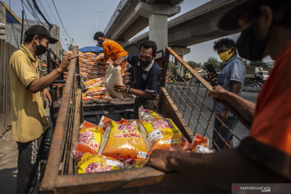 Jakarta Social Office distributes food packages for COVID-19 patients