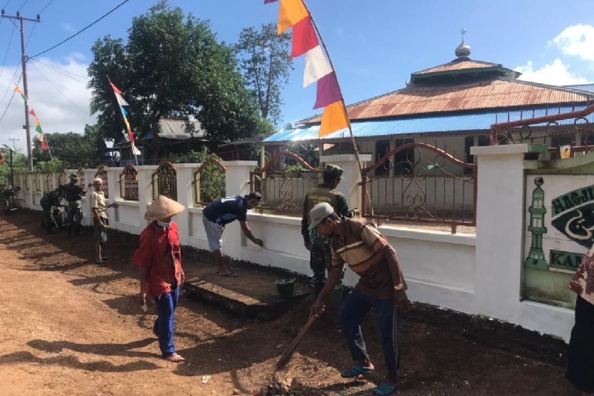 Satgas TNI bersama warga perbatasan bersihkan rumah ibadah