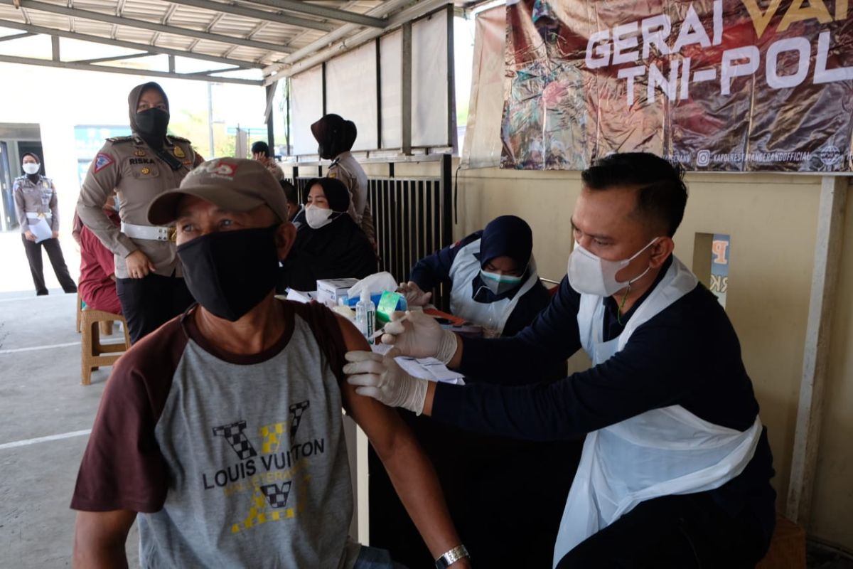 Satlantas Polresta Tangerang gelar vaksinasi COVID-19 bagi pemohon SIM