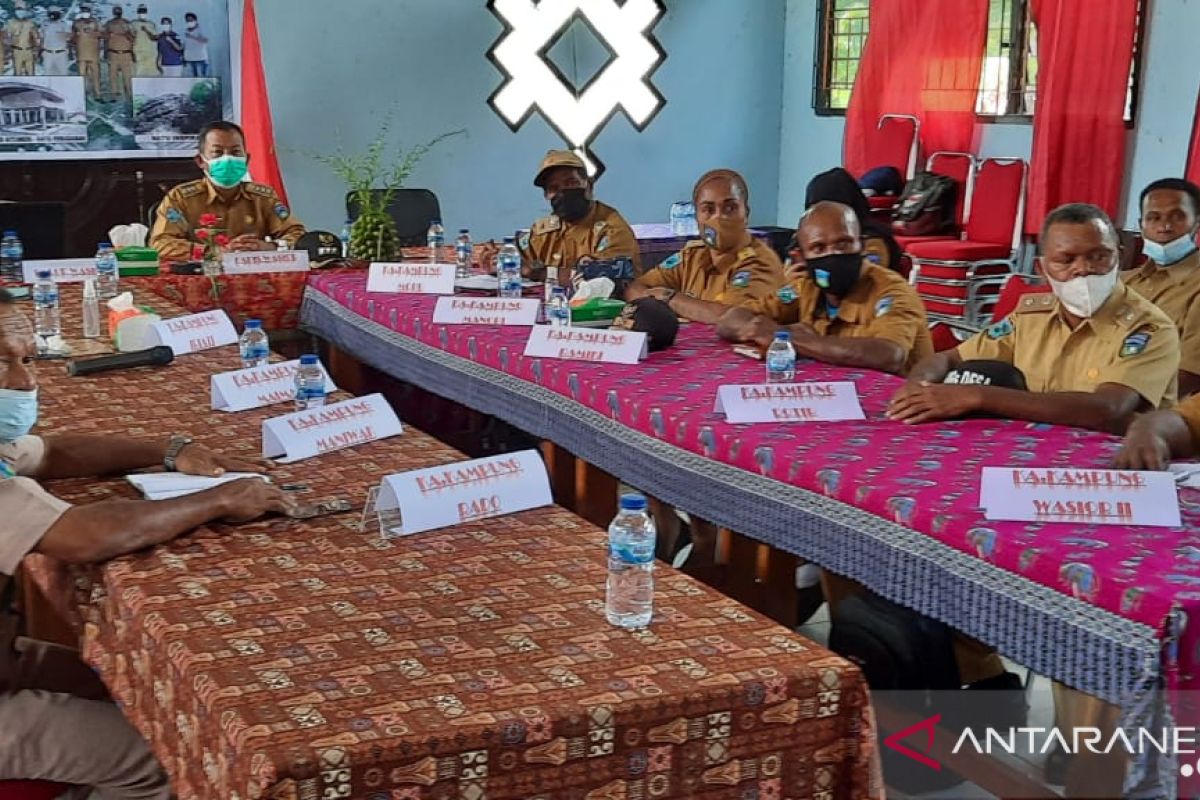 Bupati Wondama harapkan ekonomi masyarakat tetap berjalan di tengah COVID-19