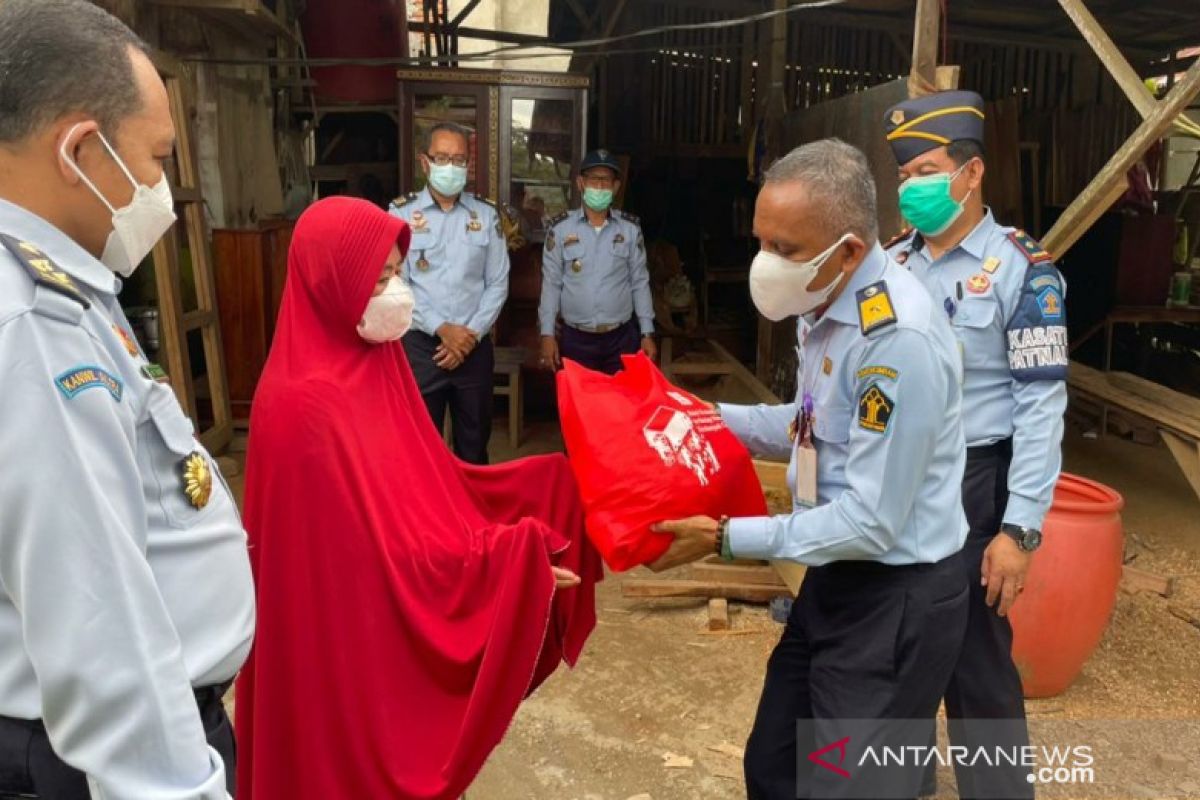 Kemenkumham beri sembako ke 767 warga terdampak COVID-19 di Sulawesi Tenggara