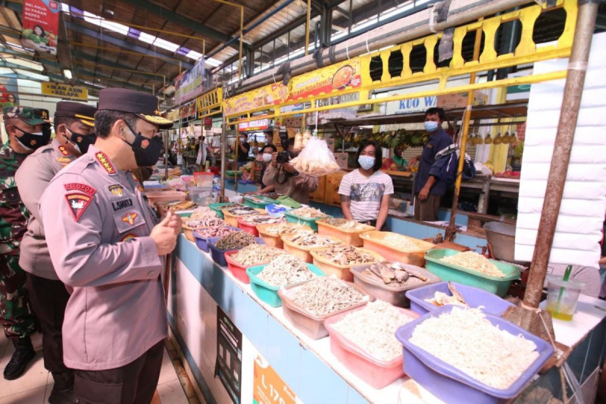 Kapolri ingatkan komunitas pasar patuhi prokes supaya level PPKM turun