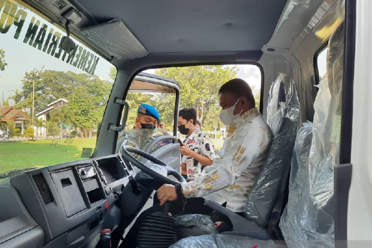 Kementerian PUPR hibahkan armada kebersihan untuk Pemkot Palu