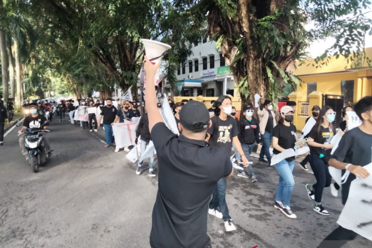 UMKM di Padang kibarkan bendera putih tanda menyerah