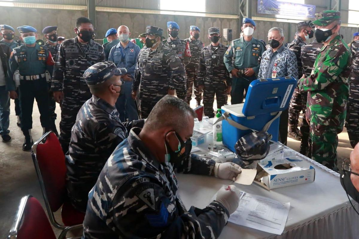Navy organizes vaccinations for maritime community in Serang