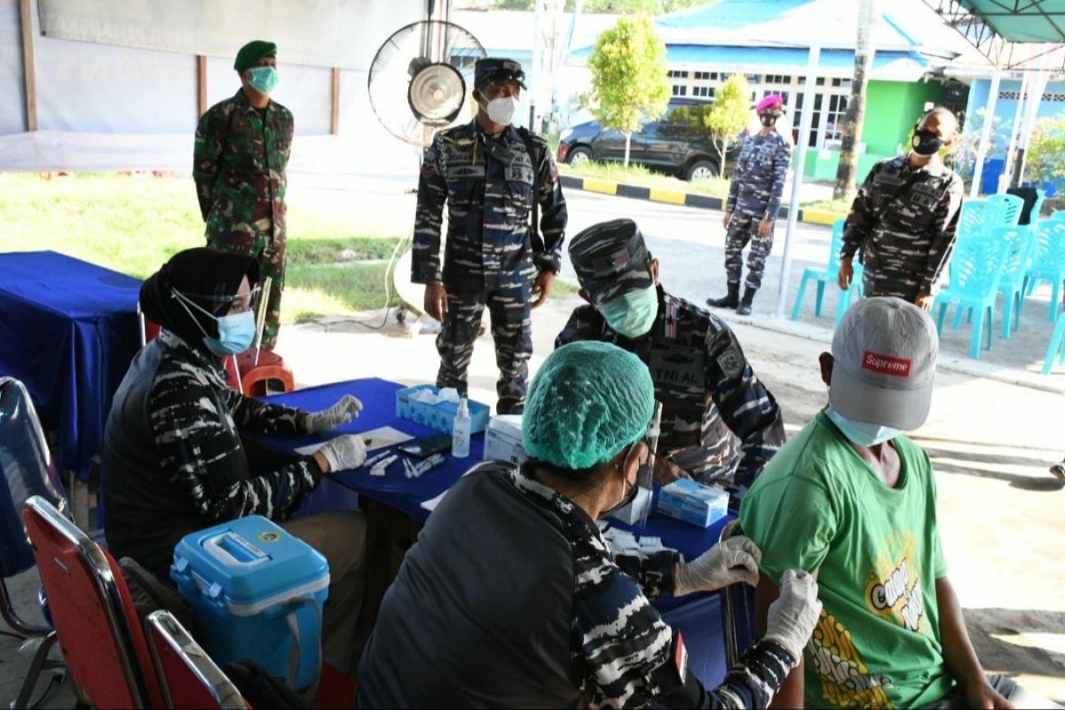 Lantamal XII Pontianak kembali vaksinasi massal ratusan warga di Pemangkat
