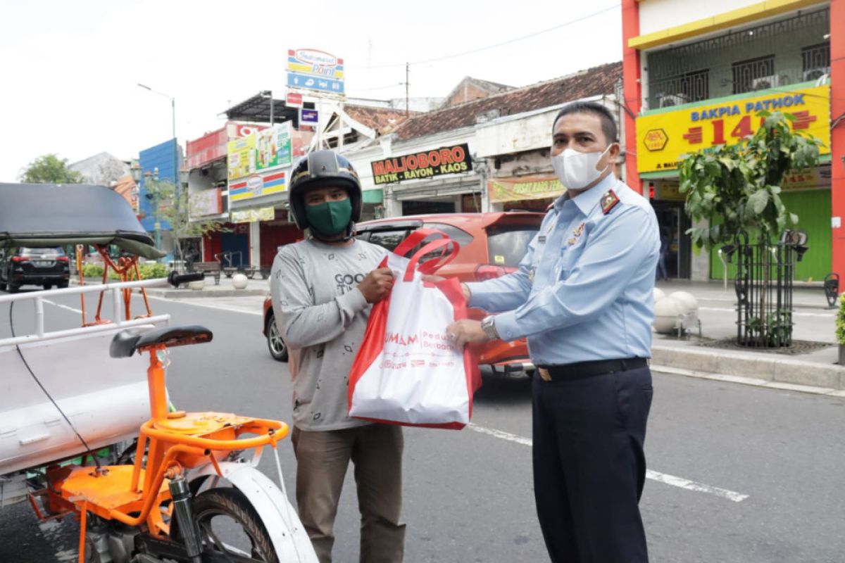 Kanwilkumham DIY salurkan 1.062 paket sembako bagi warga terdampak pandemi