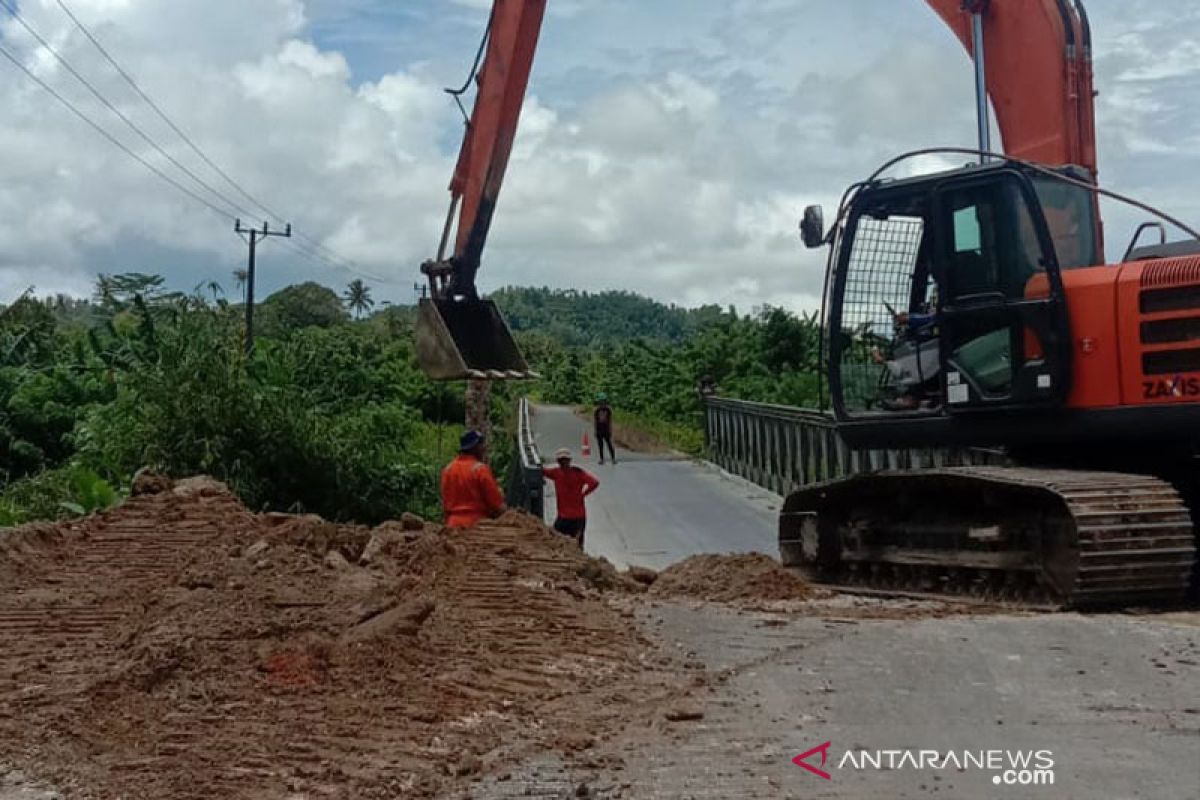 Selesai diperbaiki, jembatan rusak akibat banjir di Simeulue dapat dilalui