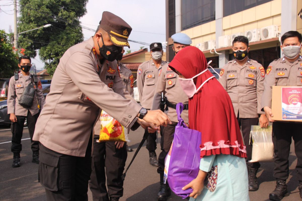 Polresta Bandarlampung salurkan 3.000 paket sembako kepada masyarakat terdampak COVID dan PPKM