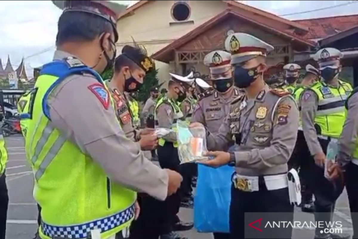 Jaga daya tahan tubuh anggota, Kasatlantas Polres Bukittinggi berikan vitamin