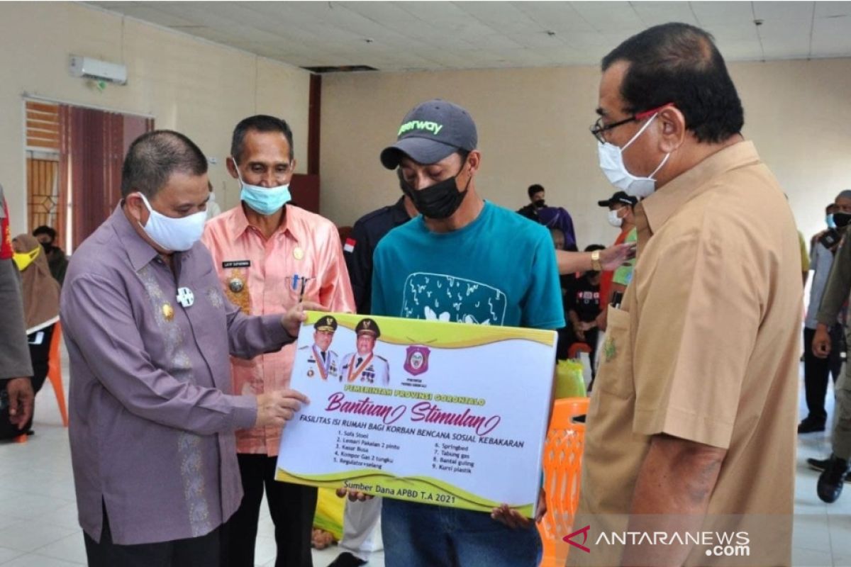 Pemprov Gorontalo serahkan bantuan stimulan ke korban kebakaran