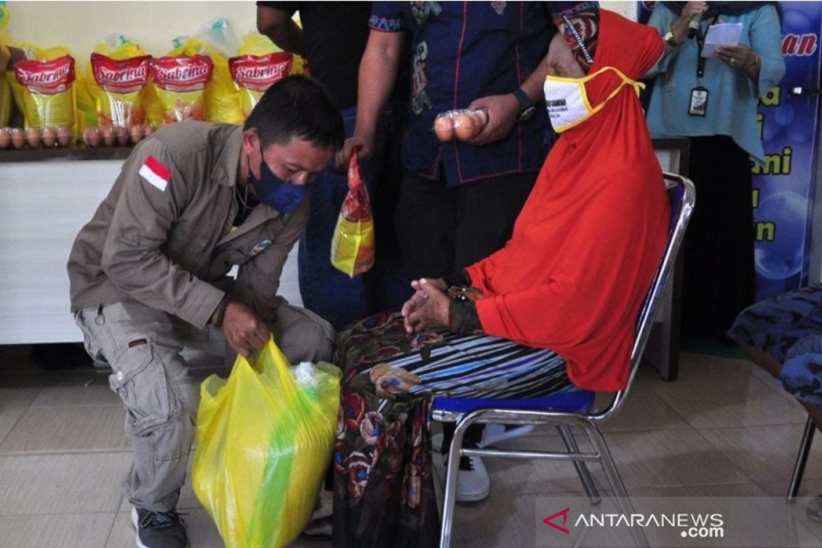 Pemprov Gorontalo salurkan bantuan pangan di Pulubala