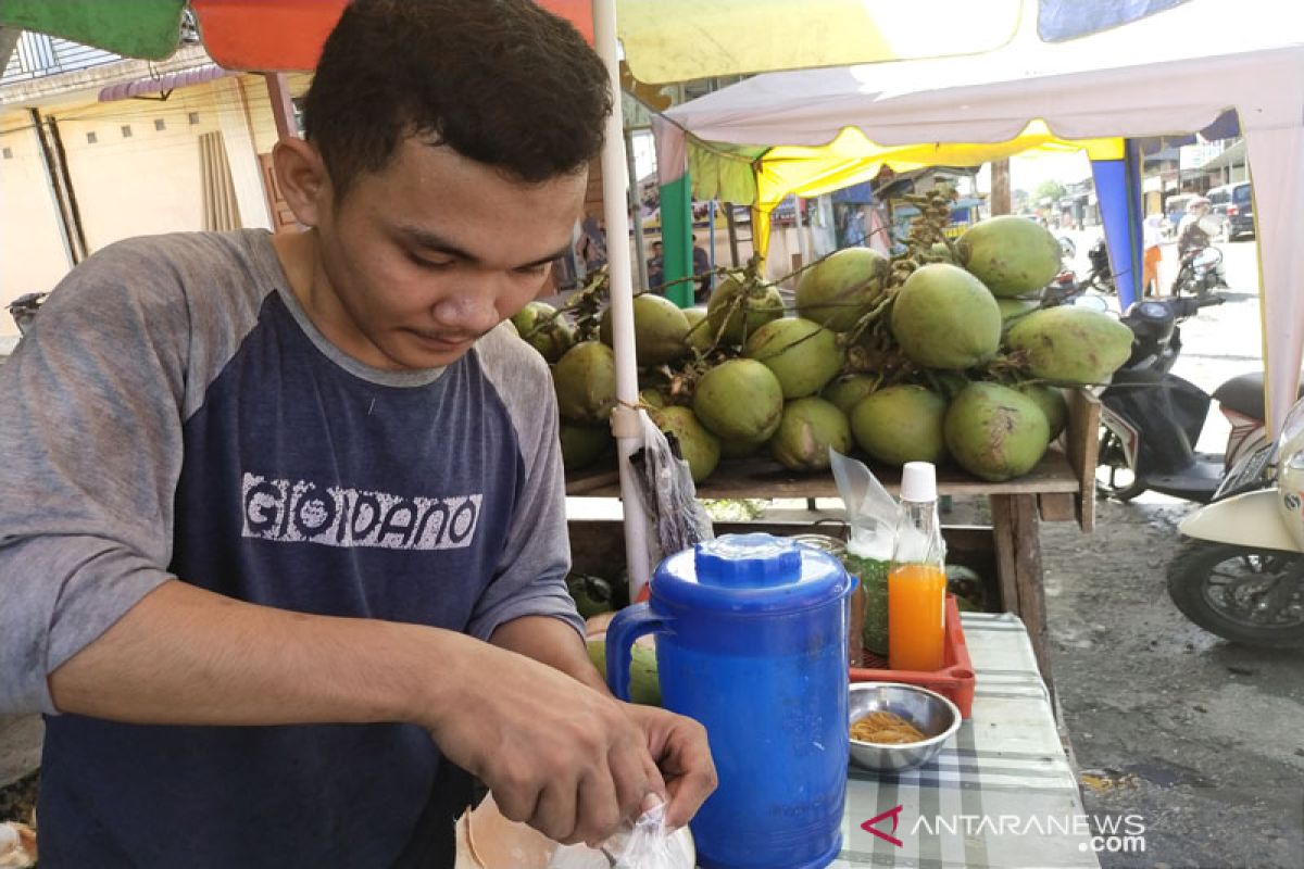 Pedagang kelapa di Simeulue banjir pembeli karena ada vaksin