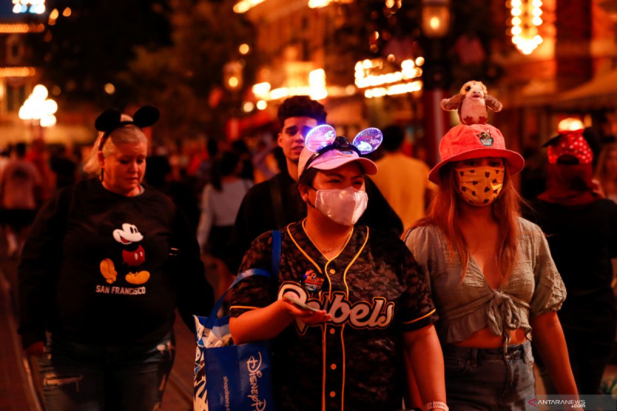 Disneyland kembali berlakukan penggunaan masker di area indoor