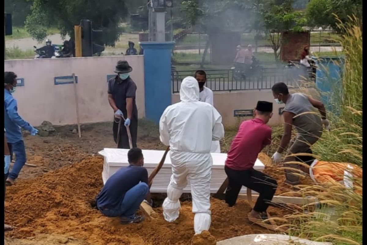 Tikang kubur jasad pasien COVID-19 cukup kenakan masker ganda