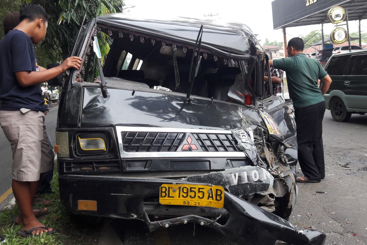 Tabrakan beruntun di Jalinsum Stabat sembilan penumpang selamat