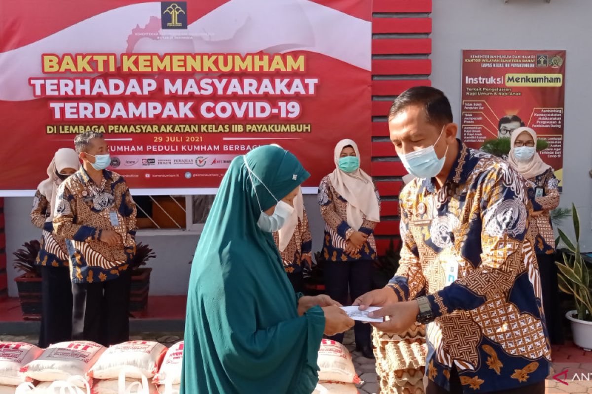 Masyarakat terdampak pandemi COVID-19 di lingkungan Lapas Kelas IIB Payakumbuh dapat bantuan ini