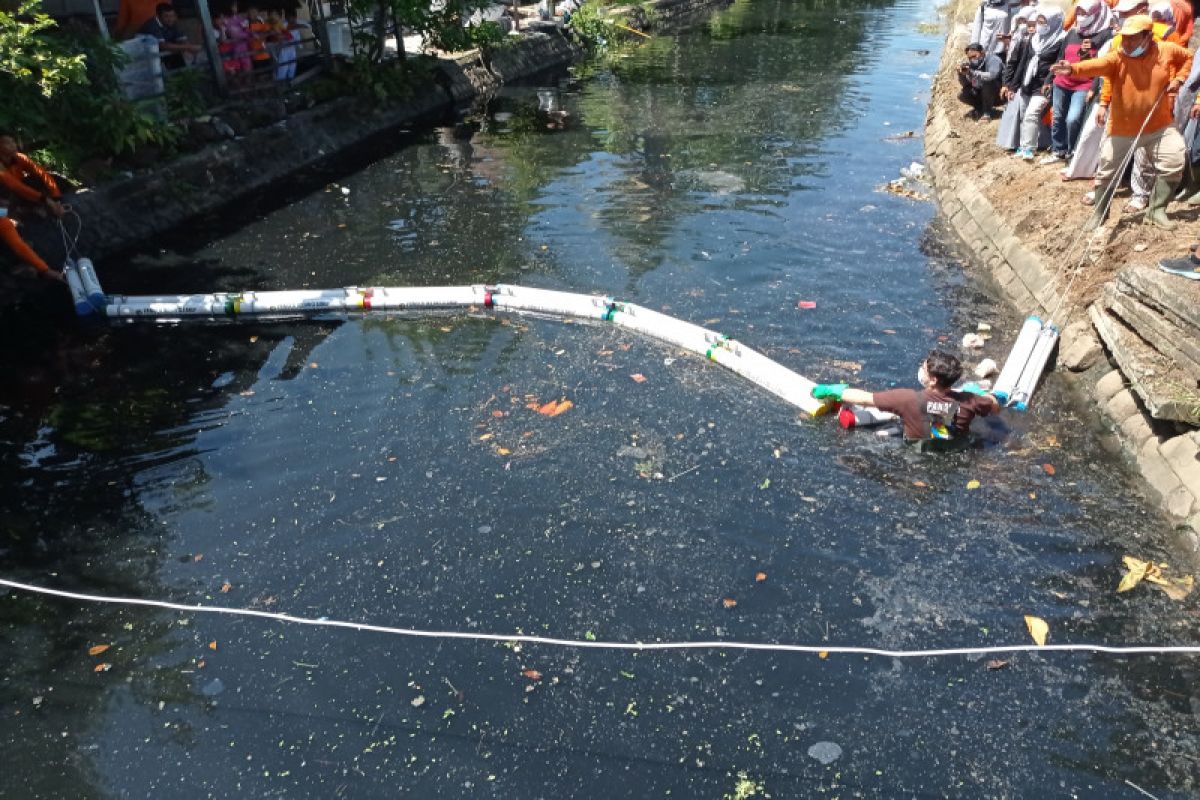 Ini alat perangkap sampah sungai dari Pangea Amerika Serikat untuk Kota Padang