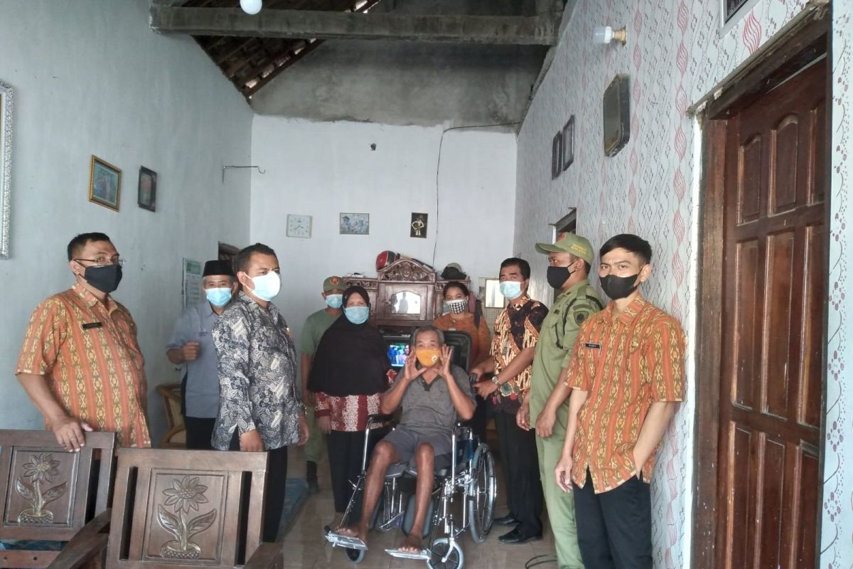 Dinsos Kediri berikan bantuan kursi roda kepada penyandang disabilitas