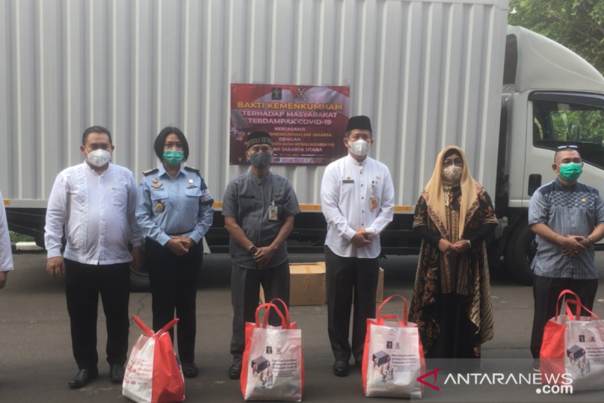 Kanwil Kumham DKI salurkan 500 paket sembako untuk warga Jakarta Utara