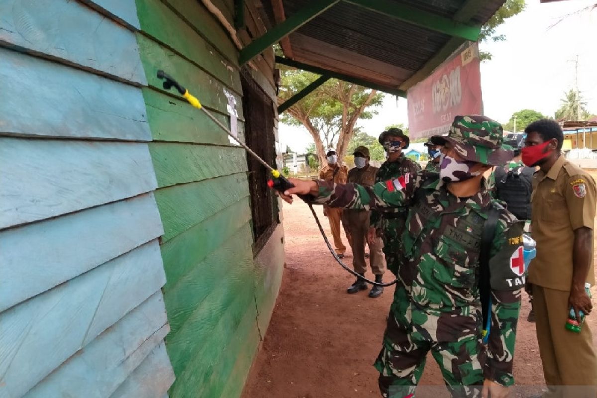 Satgas TNI melakukan penyemprotan disinfektan di perbatasan