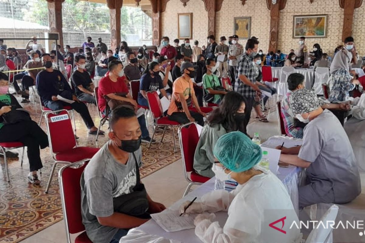 309 warga jalani vaksinasi massal di Kembangan Jakarta Barat